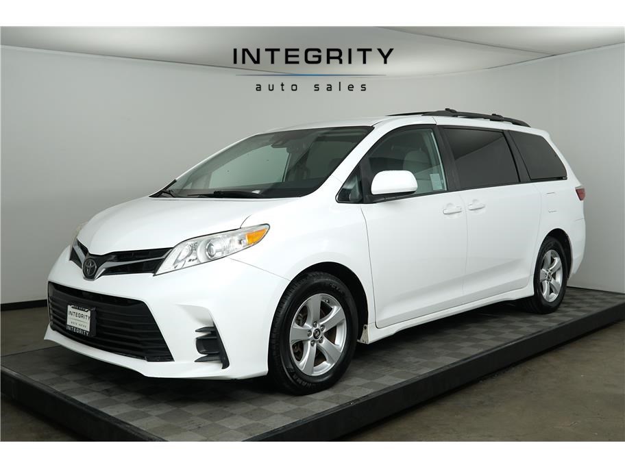 2019 Toyota Sienna LE's photo