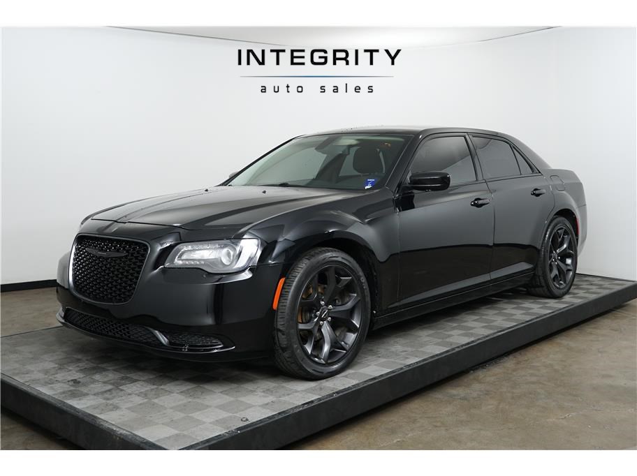 2020 Chrysler 300 Touring's photo