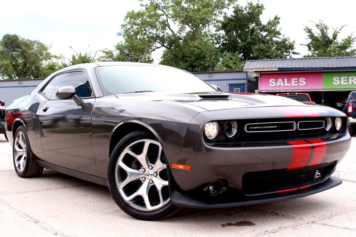 2016 Dodge Challenger R/T's photo