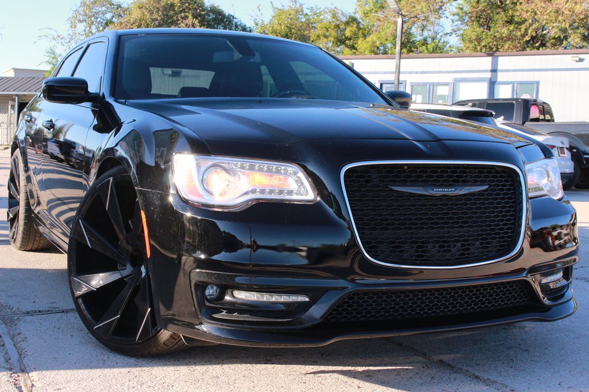 2017 Chrysler 300 S's photo