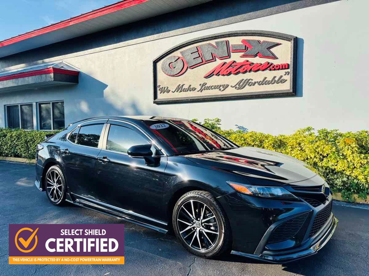 2022 Toyota Camry SE's photo