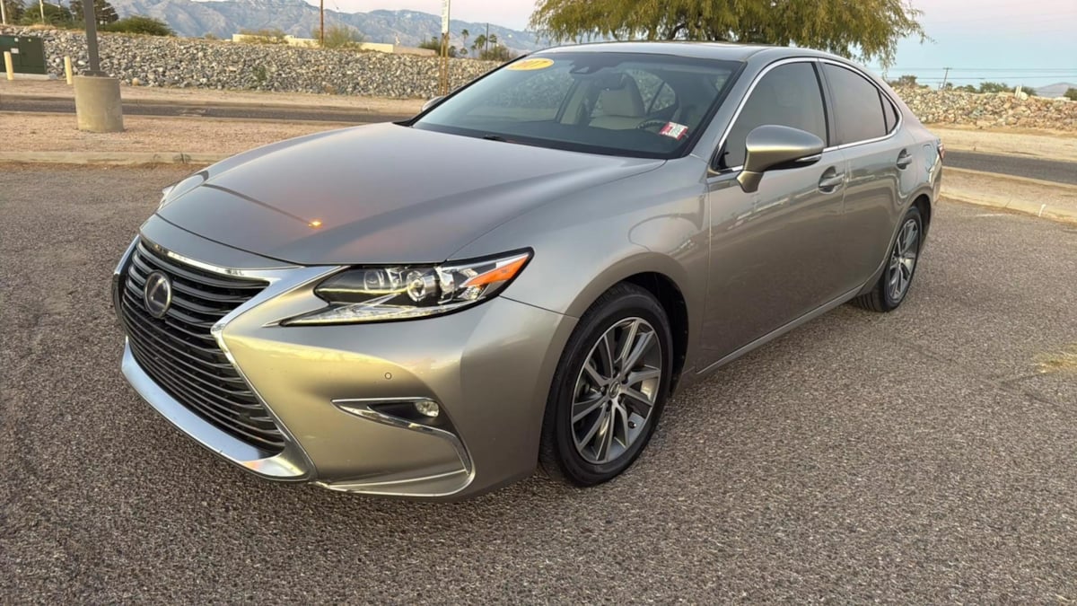 2017 Lexus ES 300h's photo