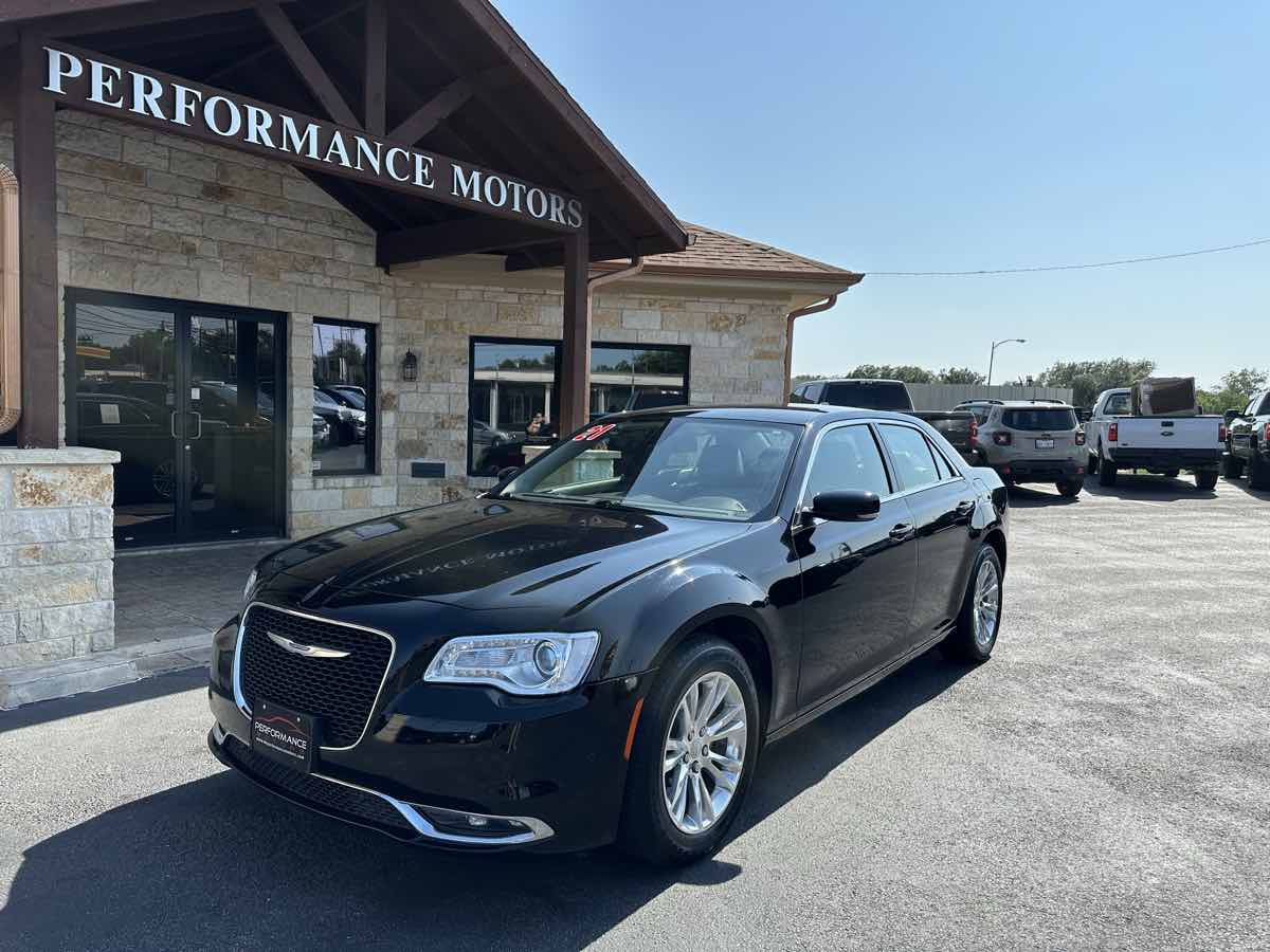2021 Chrysler 300 Touring's photo