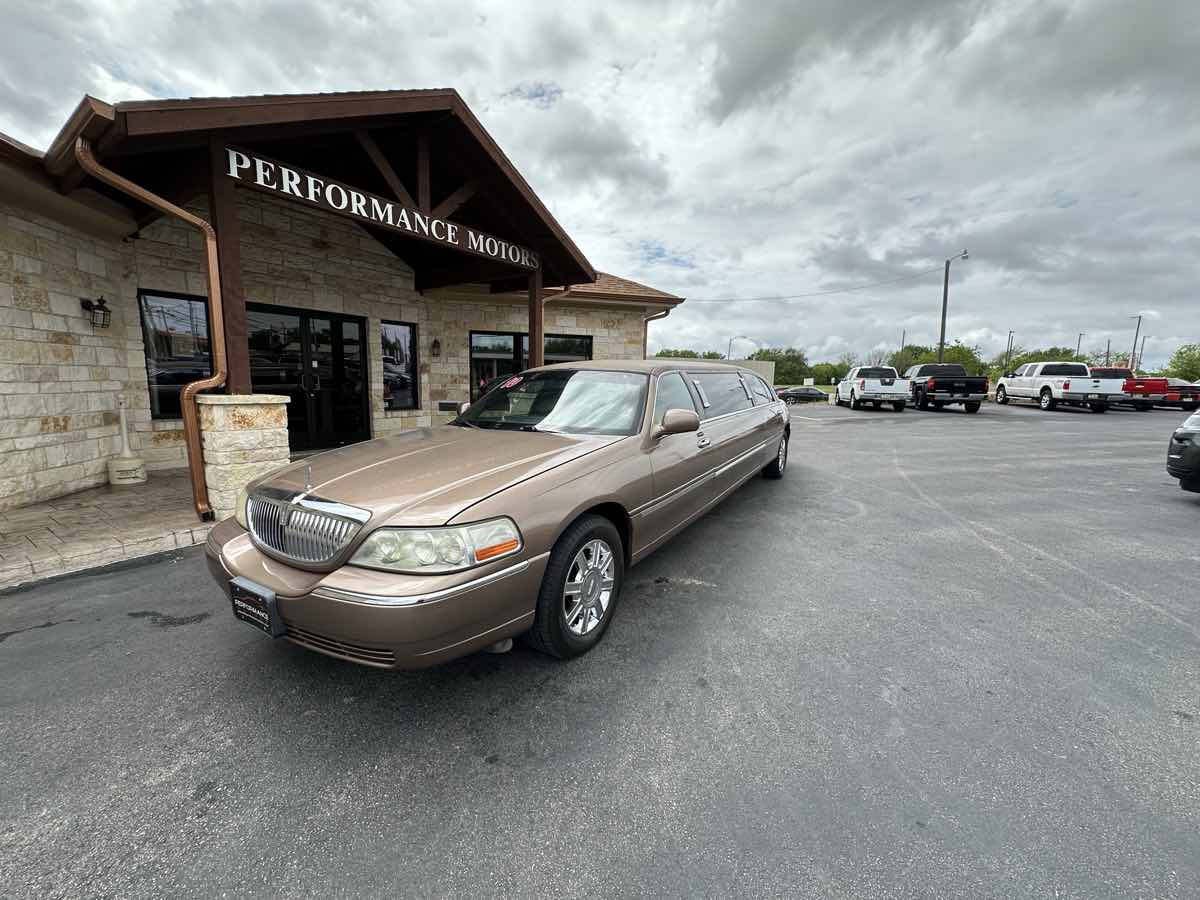 2010 Lincoln Town Car Executive Limousine (Fleet)'s photo
