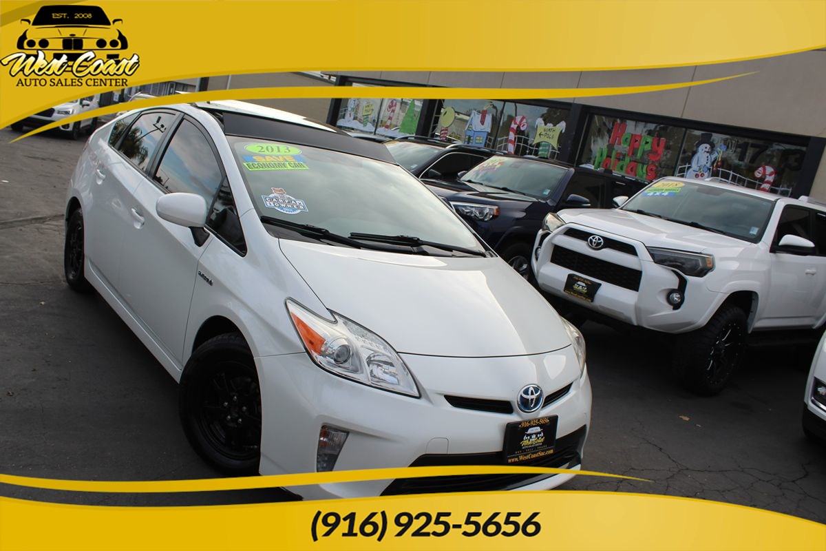 2013 Toyota Prius Three's photo