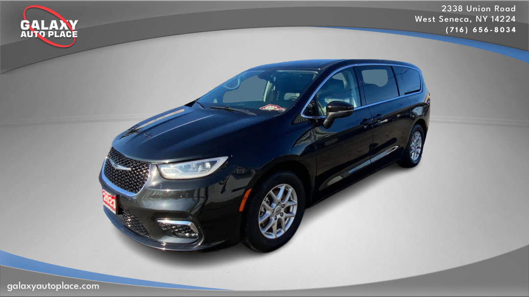 2023 Chrysler Pacifica Touring L's photo