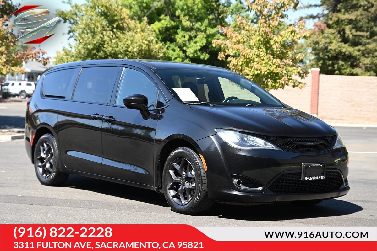 2018 Chrysler Pacifica Touring Plus's photo