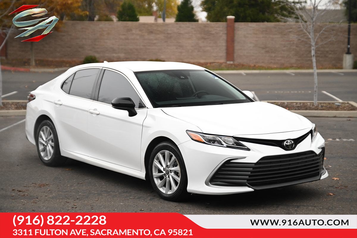 2024 Toyota Camry LE's photo