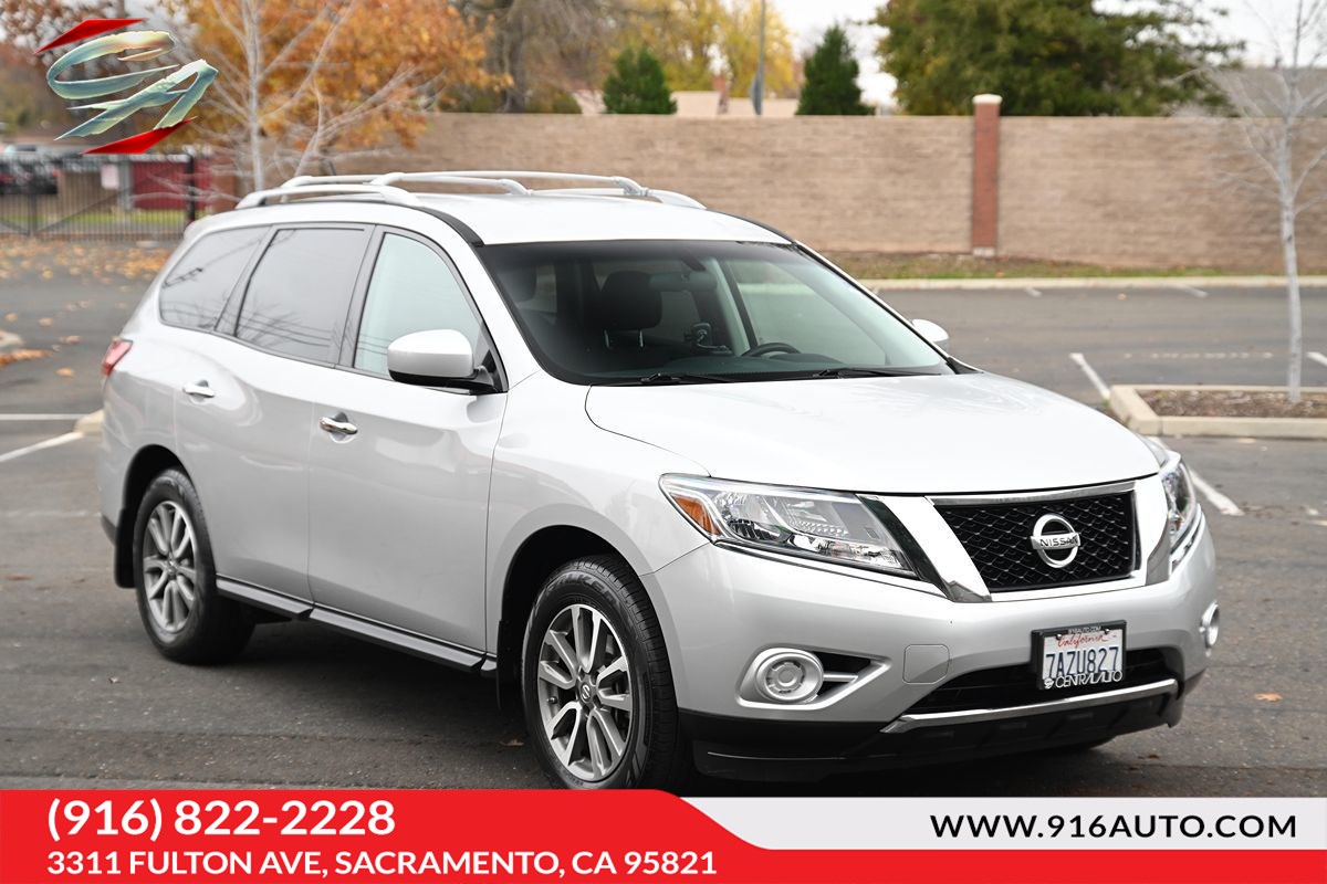 2013 Nissan Pathfinder SV's photo