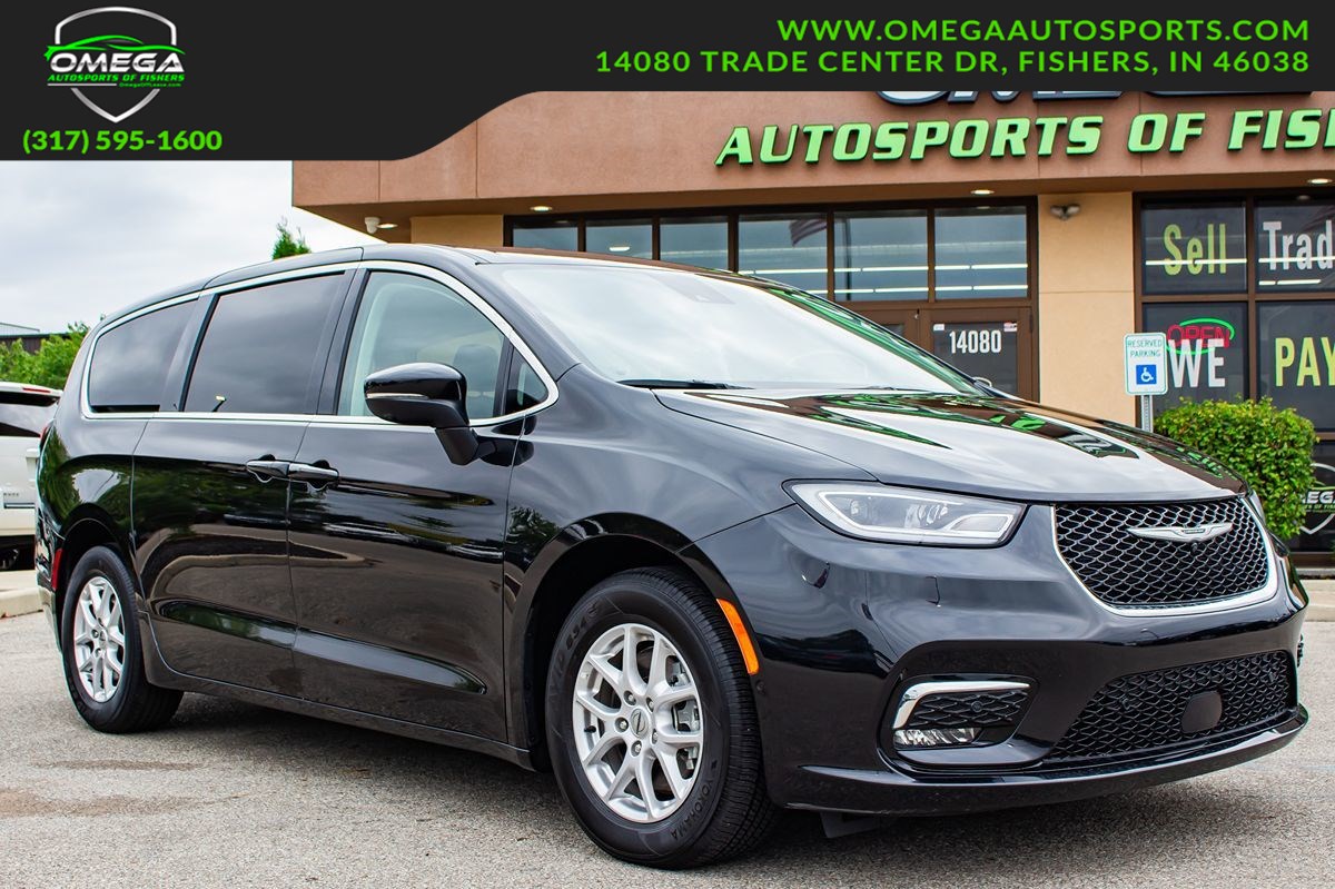 2023 Chrysler Pacifica Touring L's photo