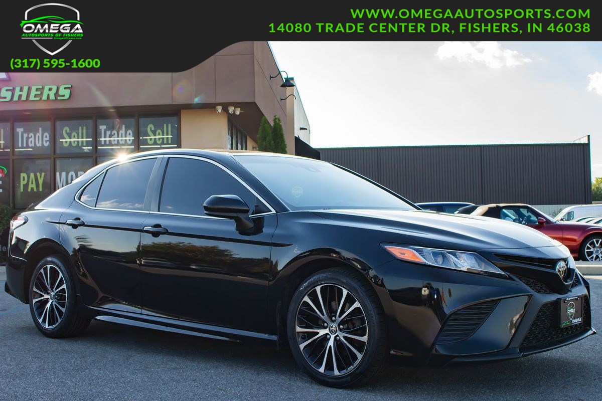 2020 Toyota Camry SE's photo