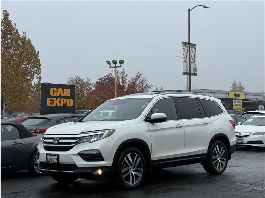 2017 Honda Pilot Elite's photo