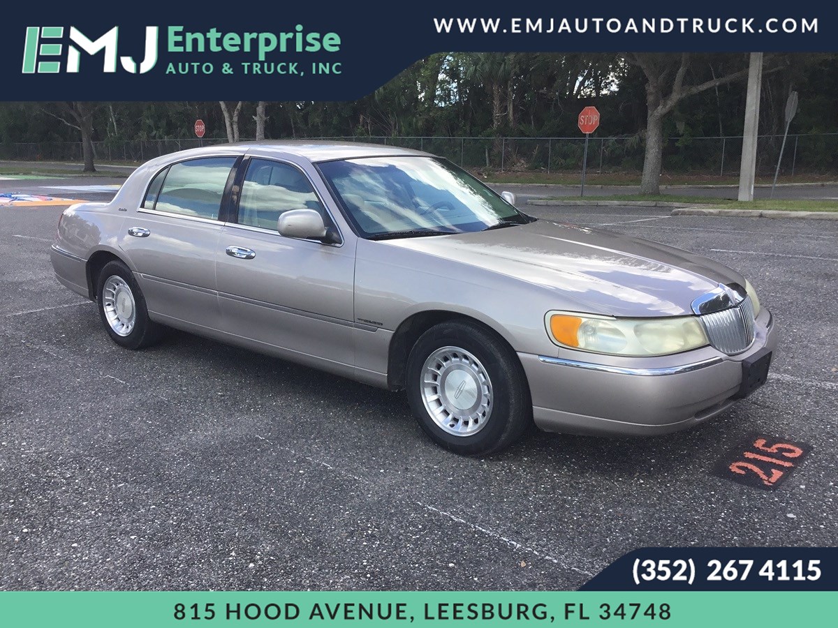 2001 Lincoln Town Car Executive's photo