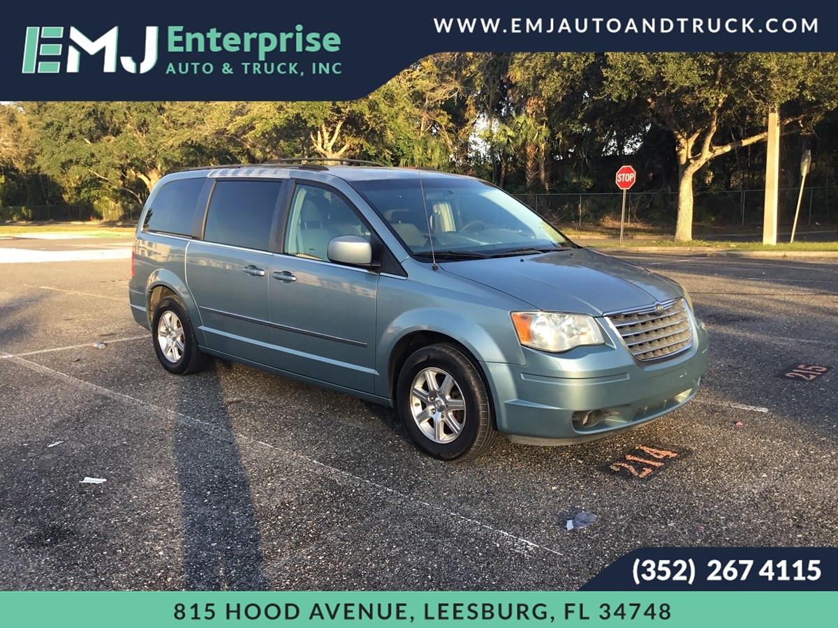 2009 Chrysler Town & Country Touring's photo
