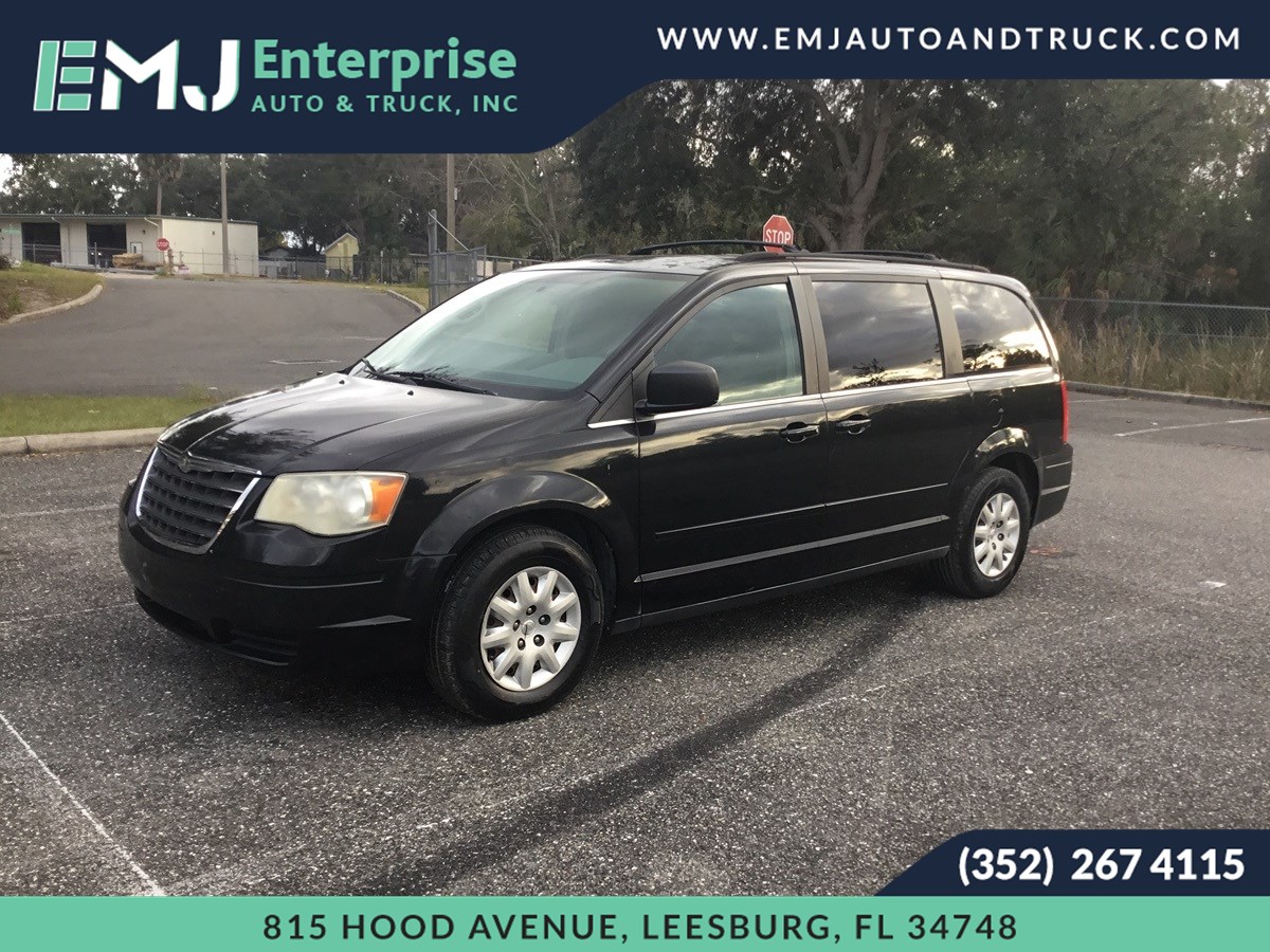 2010 Chrysler Town & Country LX's photo