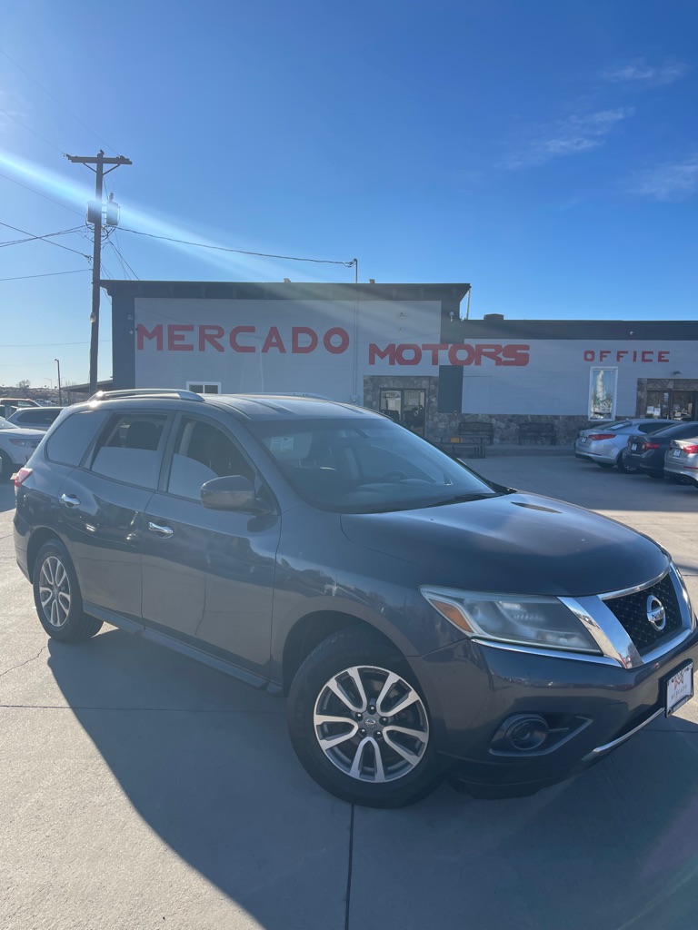 2013 Nissan Pathfinder SV's photo