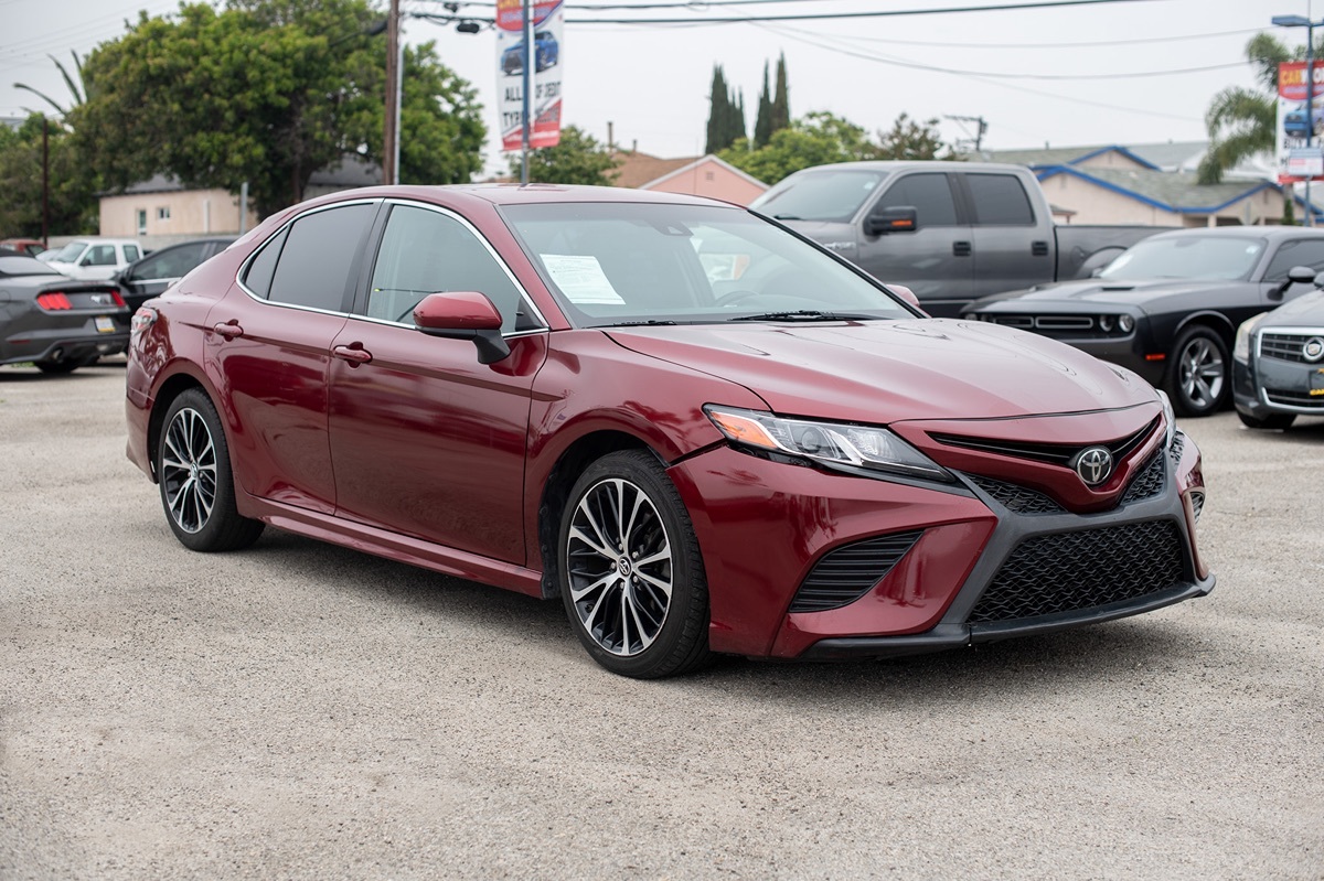 2018 Toyota Camry SE's photo