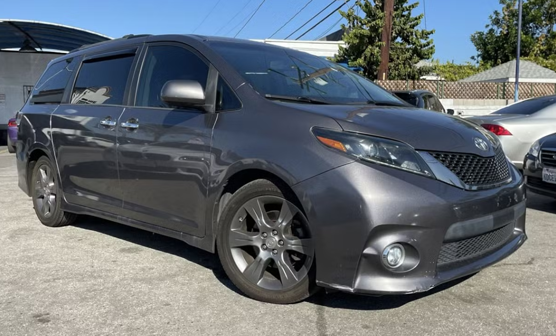 2015 Toyota Sienna SE's photo