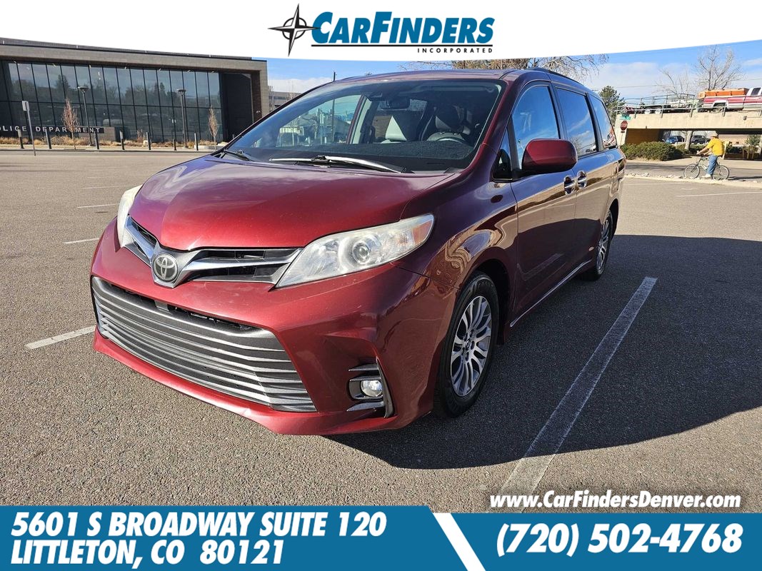 2018 Toyota Sienna XLE's photo