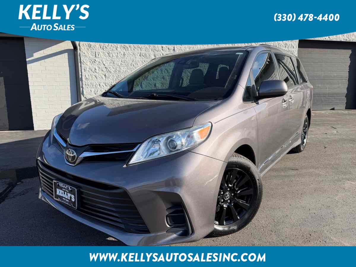 2019 Toyota Sienna LE's photo