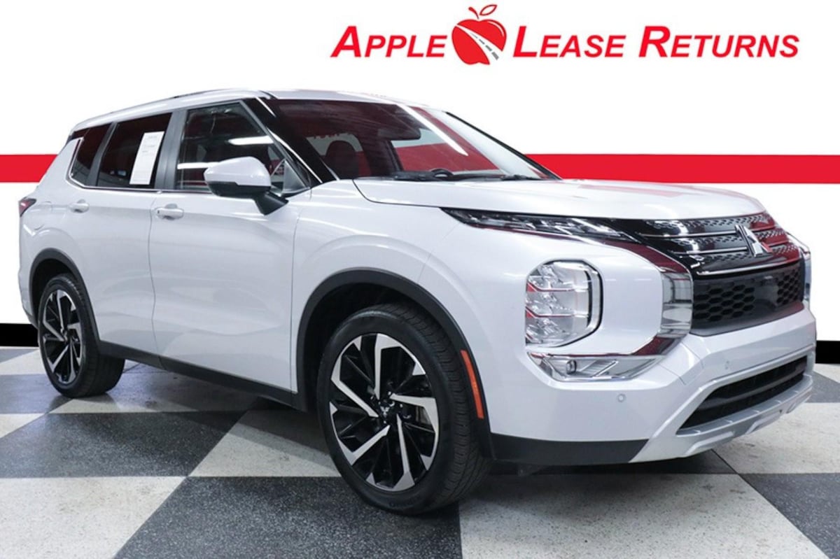 2024 Mitsubishi Outlander SE's photo