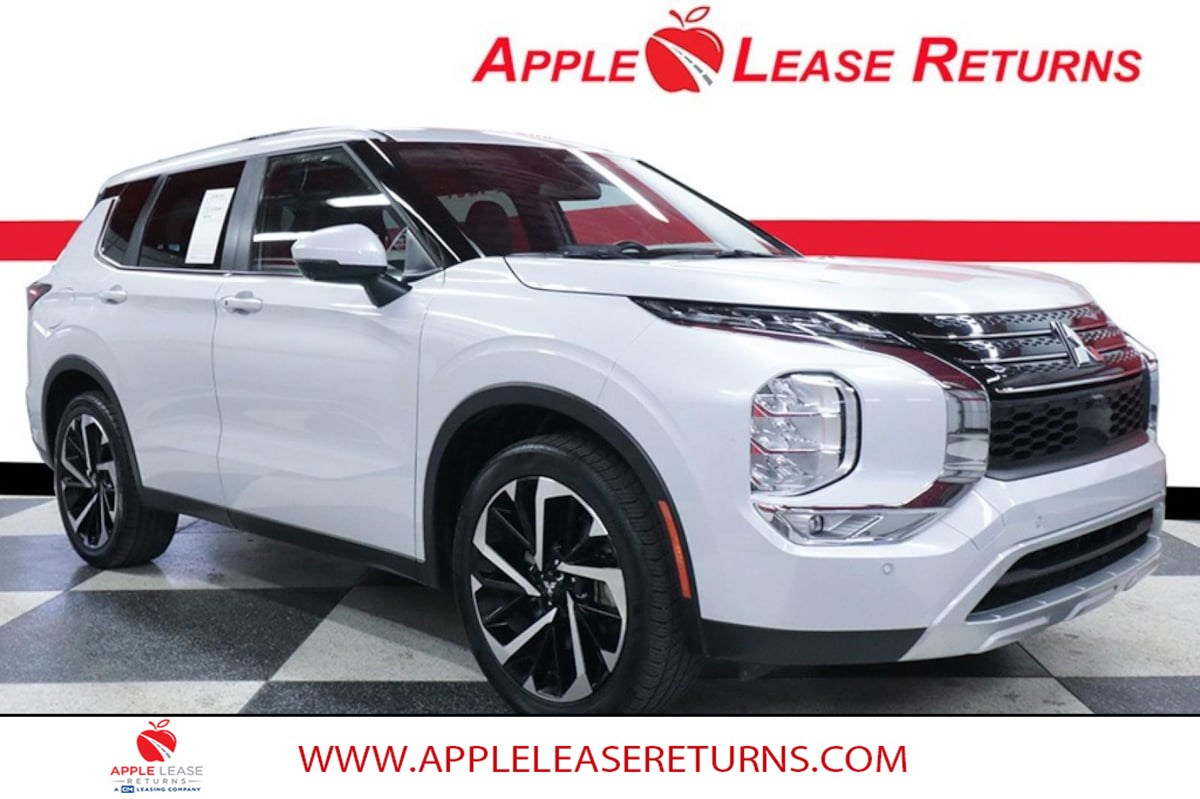 2024 Mitsubishi Outlander SE's photo