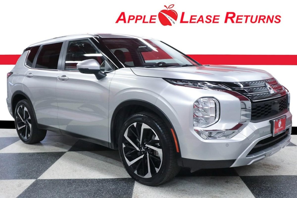 2024 Mitsubishi Outlander SE's photo