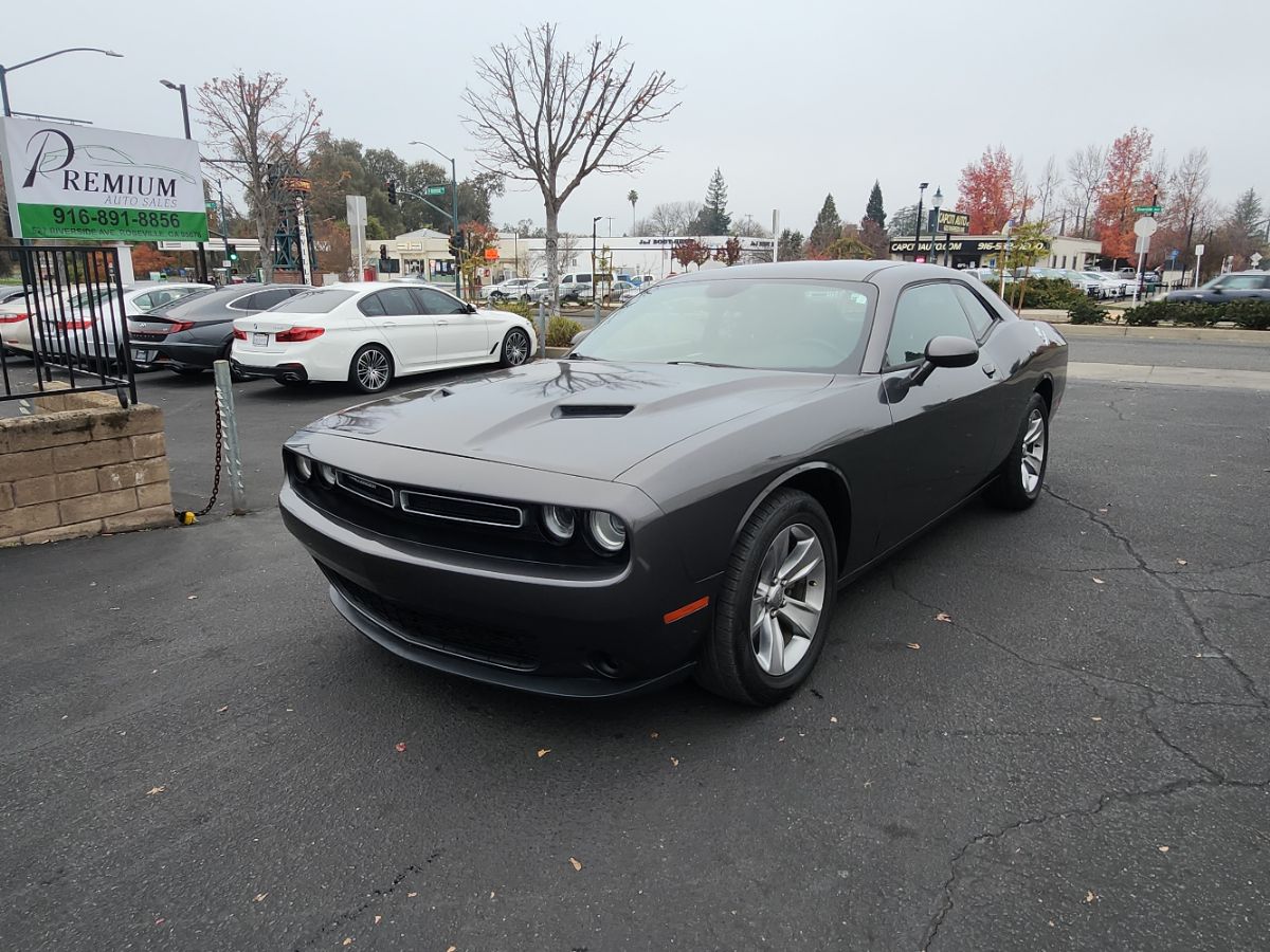 2016 Dodge Challenger SXT's photo