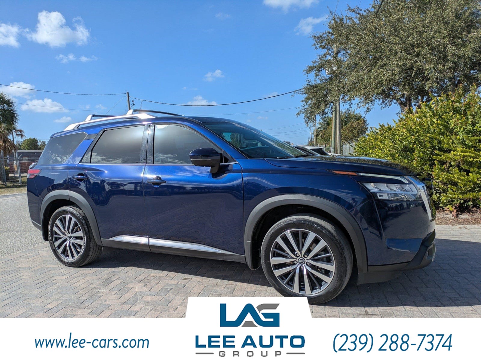 2022 Nissan Pathfinder Platinum's photo