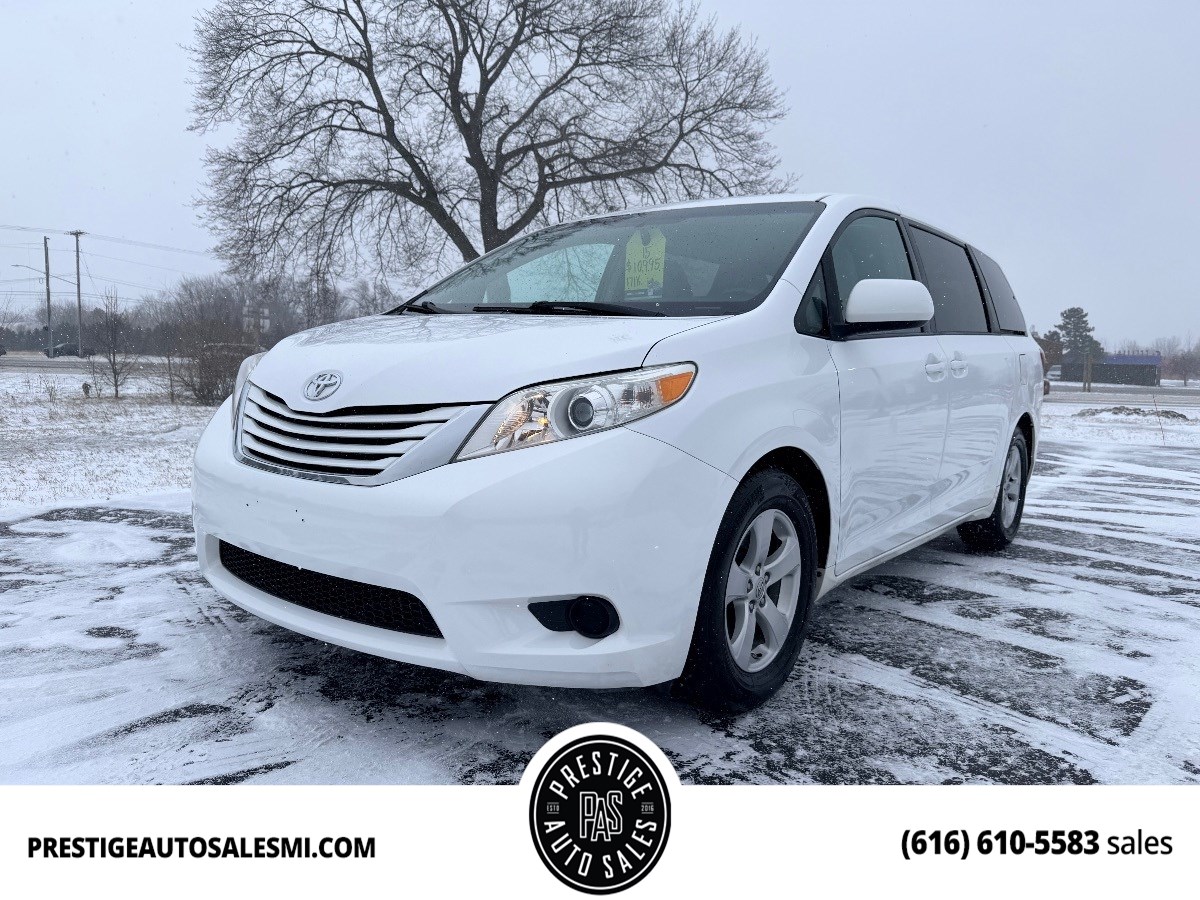 2015 Toyota Sienna LE's photo