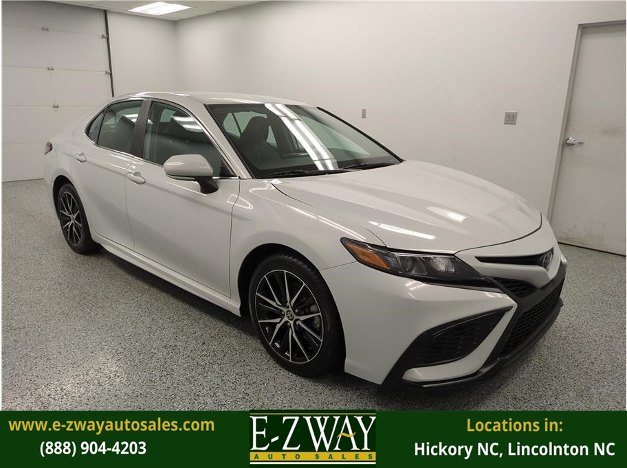 2023 Toyota Camry SE's photo