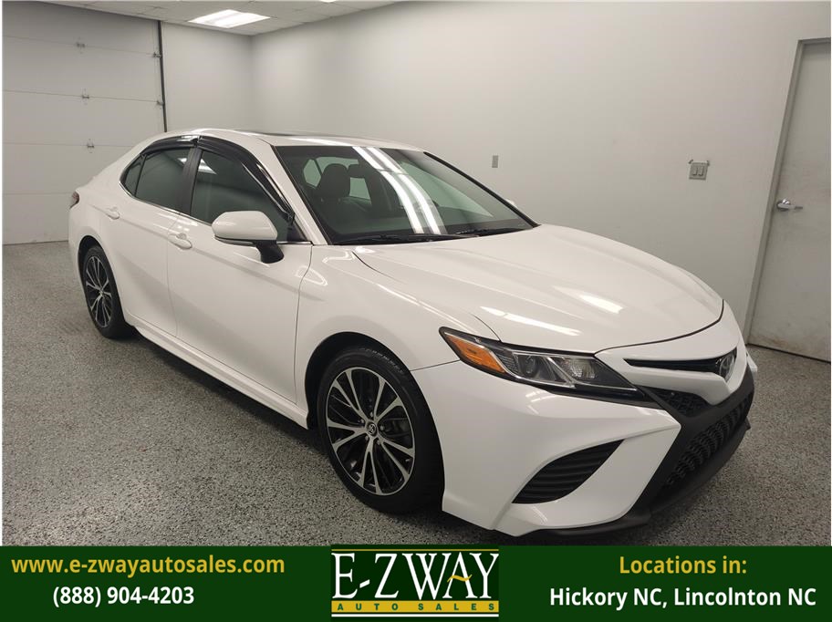 2018 Toyota Camry SE's photo