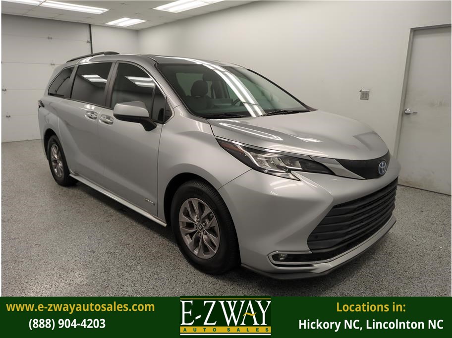 2021 Toyota Sienna XLE's photo