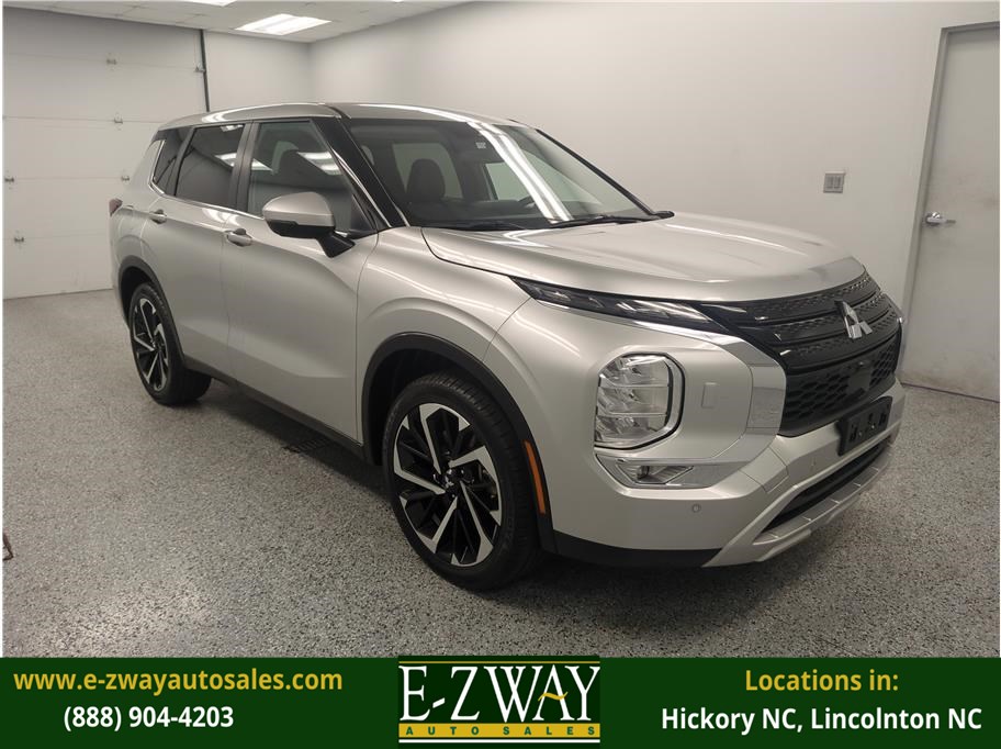 2024 Mitsubishi Outlander SE's photo