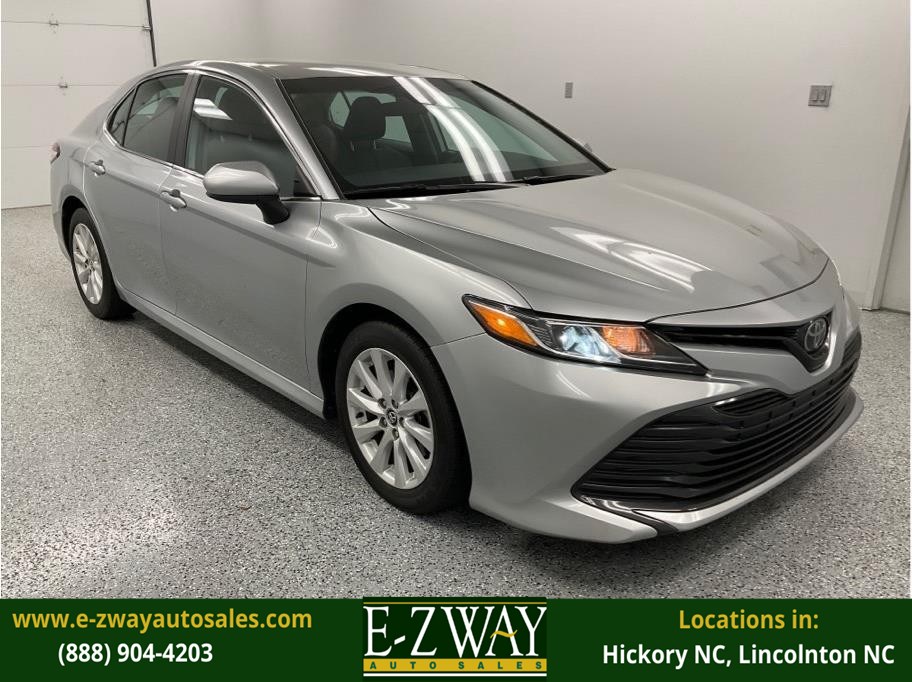 2020 Toyota Camry LE's photo