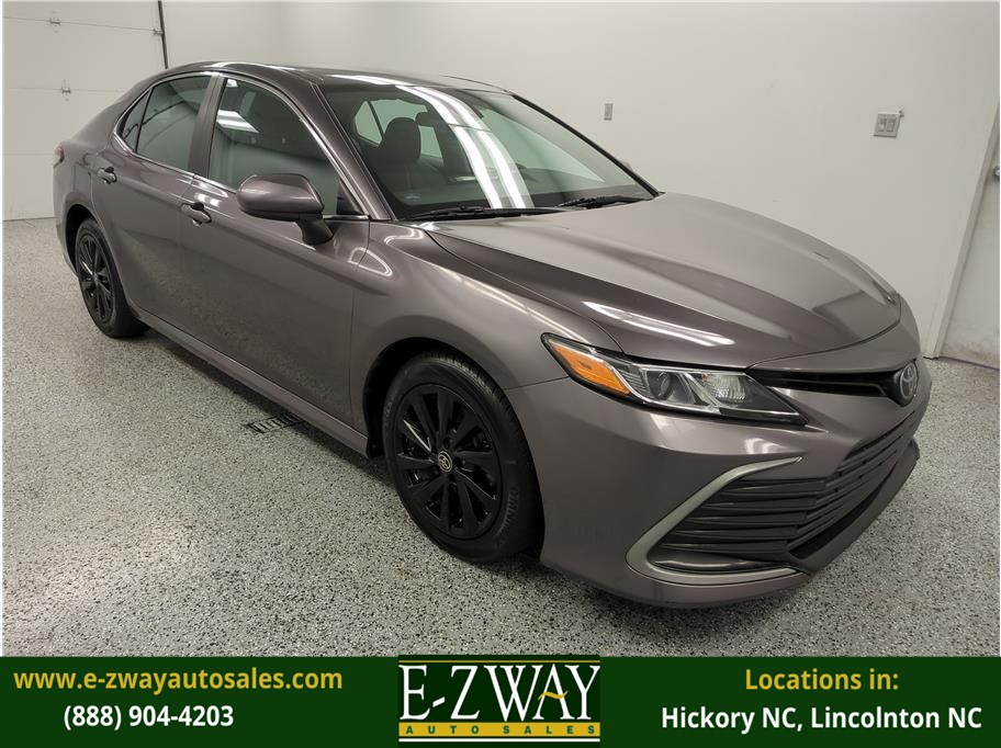 2023 Toyota Camry LE's photo