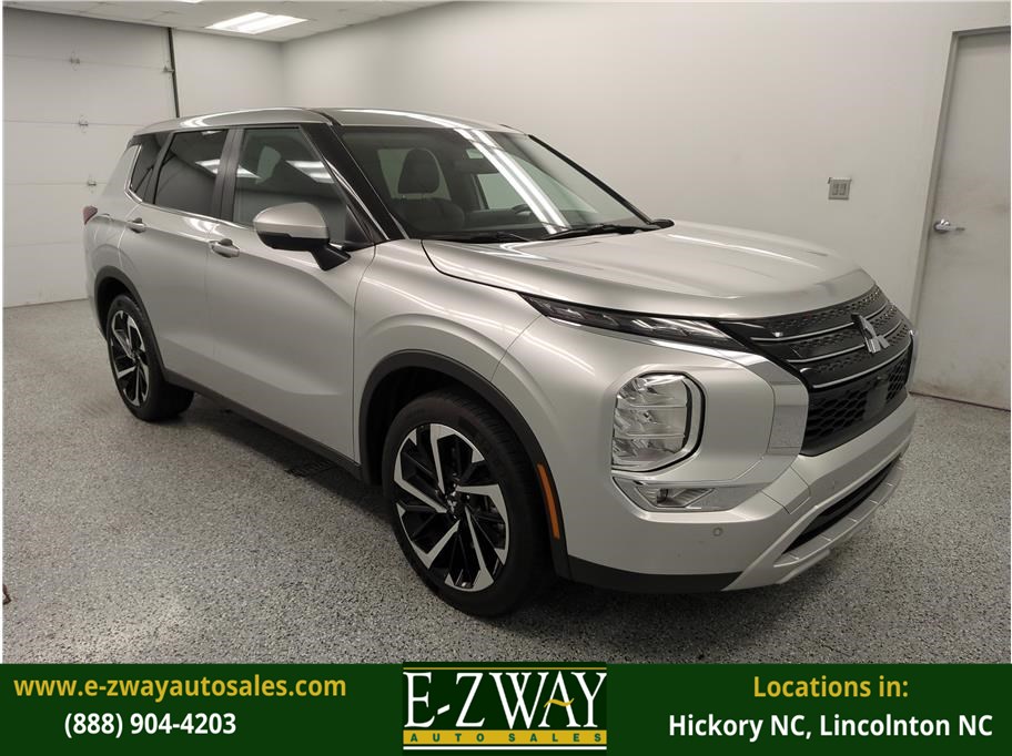 2024 Mitsubishi Outlander SE's photo