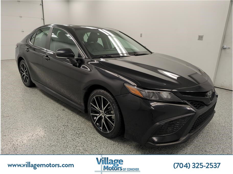 2023 Toyota Camry SE's photo