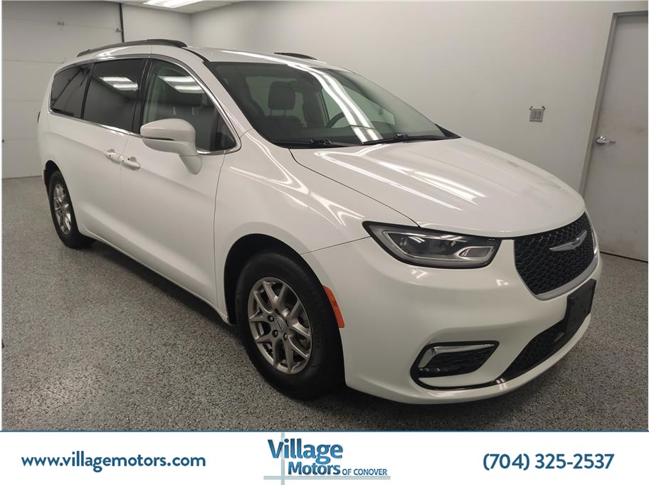 2021 Chrysler Pacifica Touring's photo