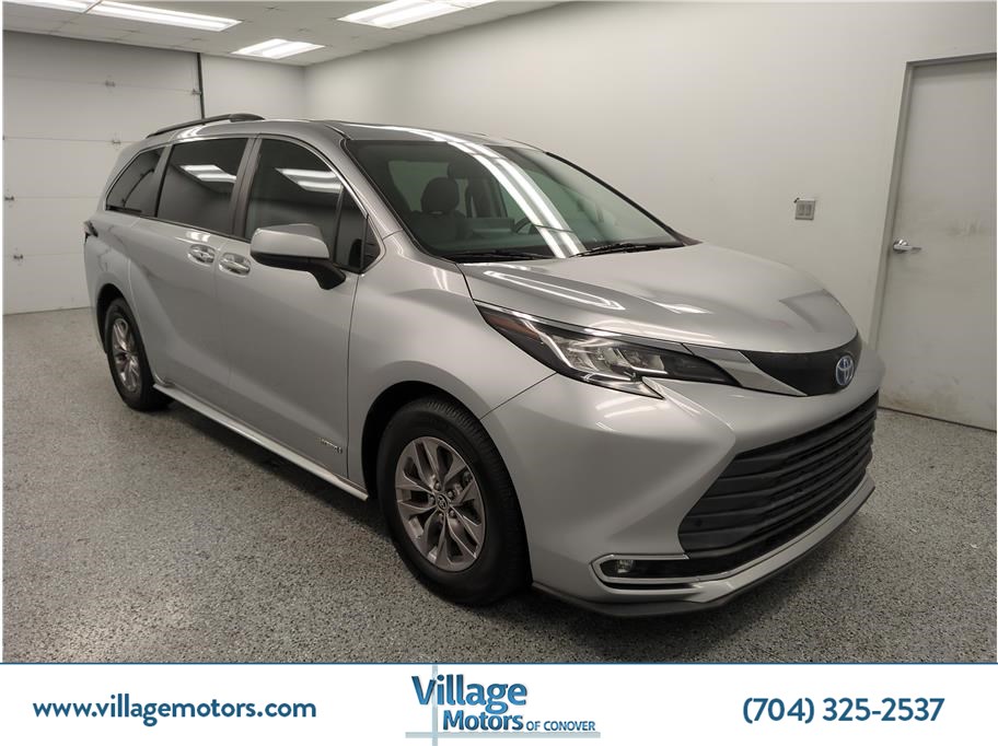 2021 Toyota Sienna XLE's photo