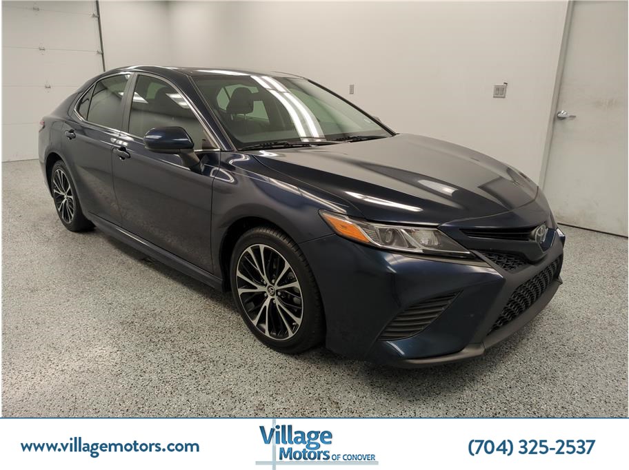 2019 Toyota Camry SE's photo