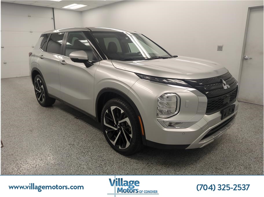 2024 Mitsubishi Outlander SE's photo