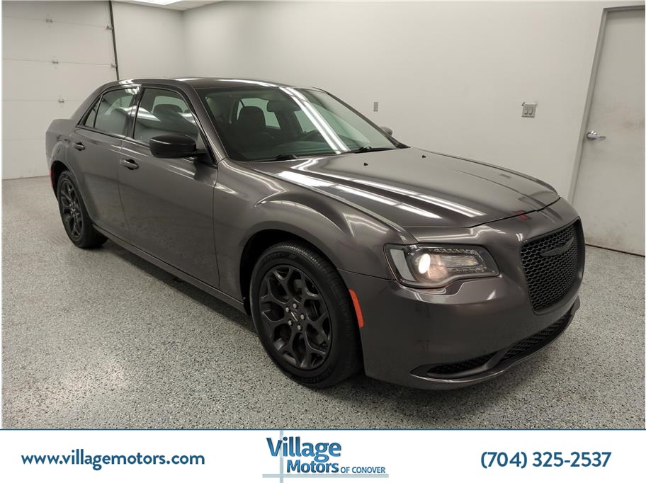 2019 Chrysler 300 Touring's photo