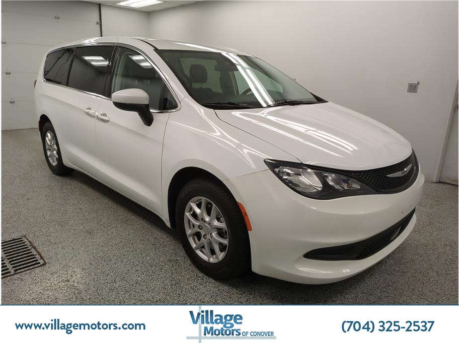 2022-Chrysler-Voyager-LX's photo