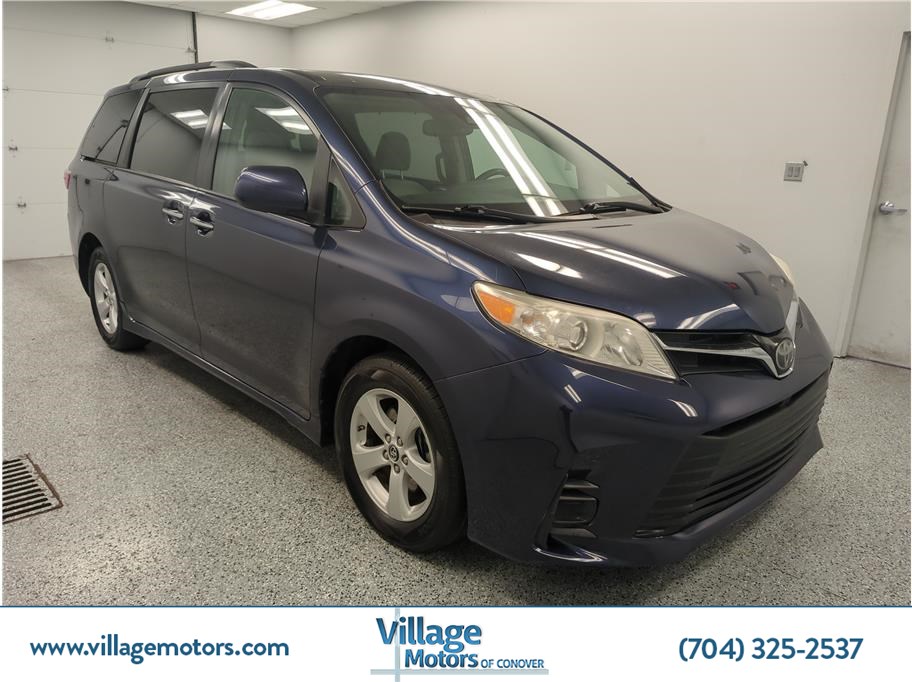 2019 Toyota Sienna LE's photo