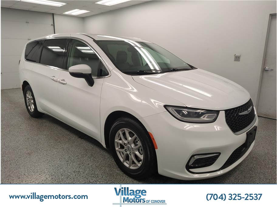 2023 Chrysler Pacifica Touring L's photo