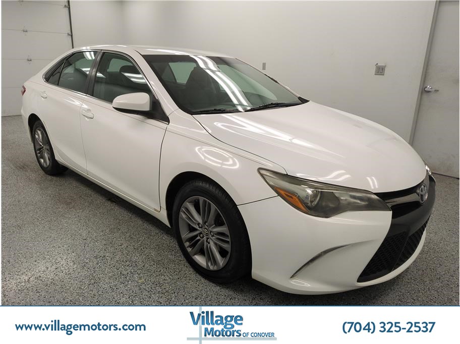 2015 Toyota Camry SE's photo