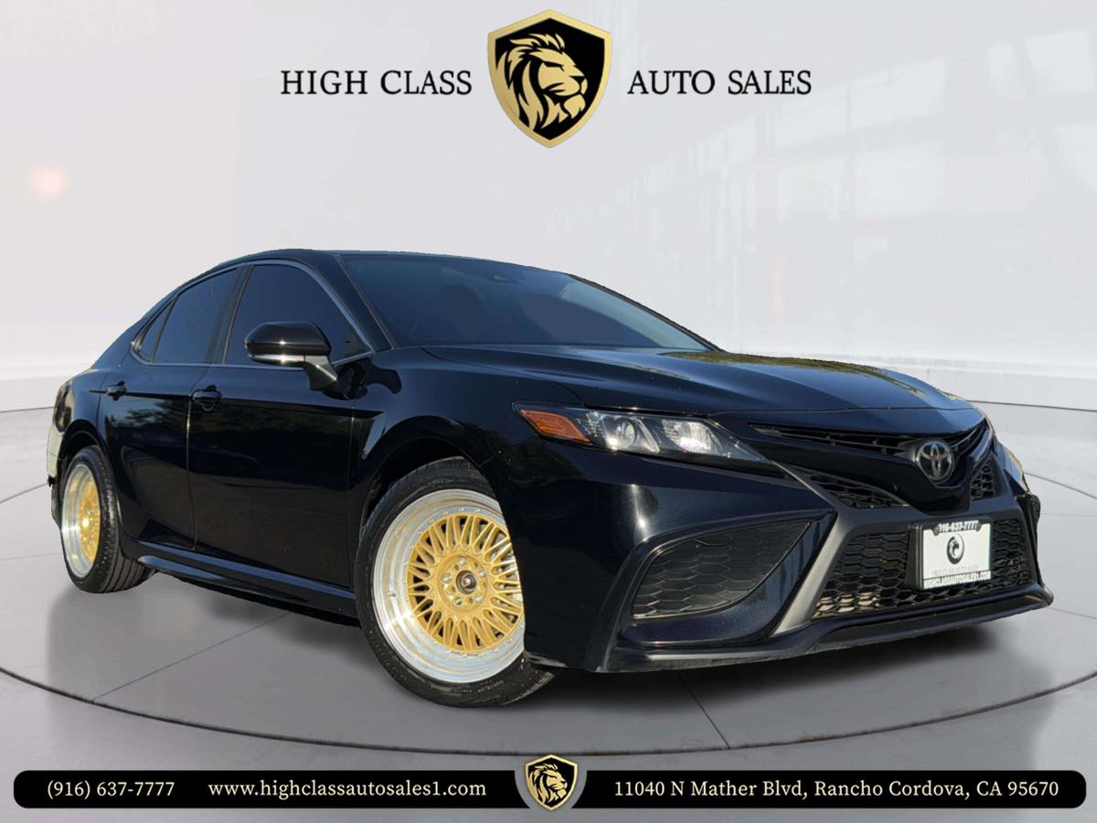 2022 Toyota Camry SE's photo