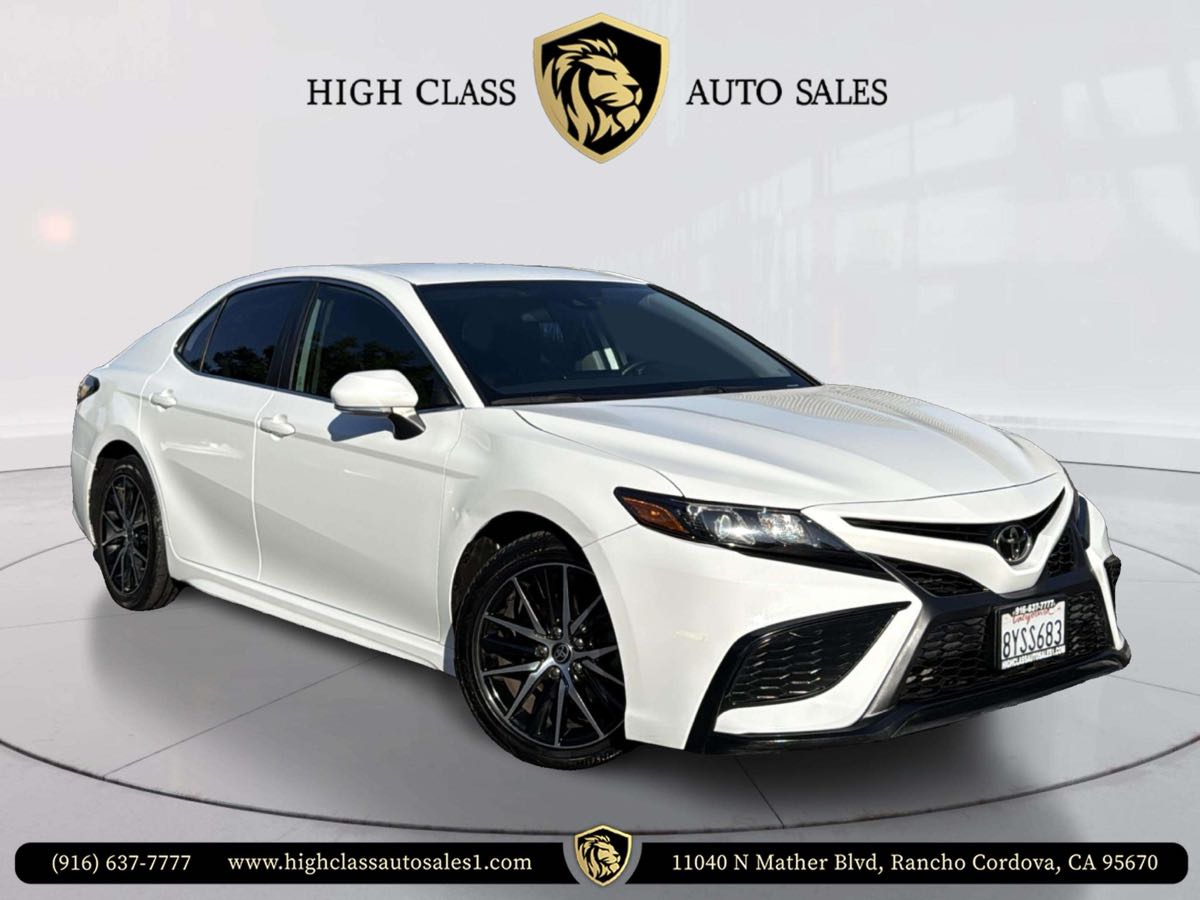 2022 Toyota Camry SE's photo