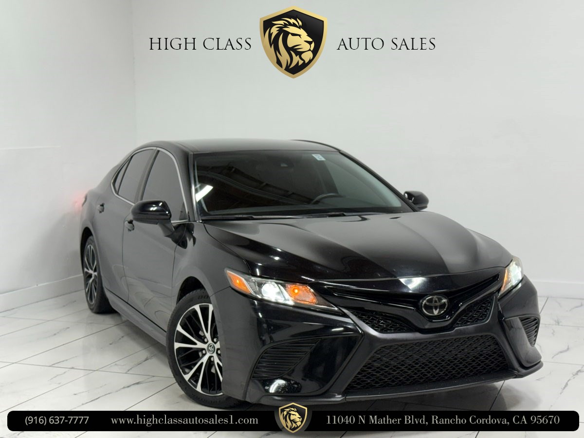 2020 Toyota Camry SE's photo